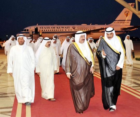 الشيخ احمد الحمود لدى عودته الى البلاد وفي استقباله الشيخ صباح الخالد﻿