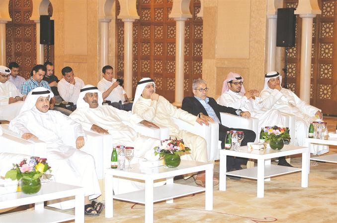 عدد من مسؤولي الاتحاد والشركة والاعلاميين خلال المؤتمر الصحافي ﻿