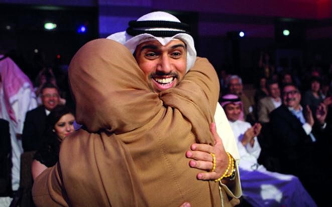 السنعوسي يتلقى تهنئة والدته بعد اعلان فوزه