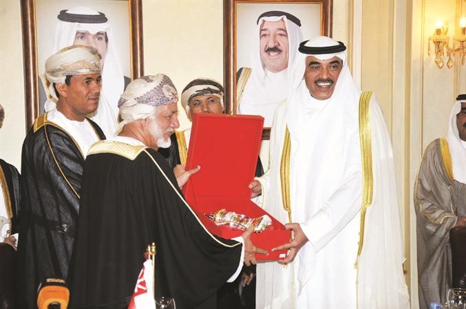 تبادل الهدايا التذكارية بين الشيخ صباح الخالد ويوسف بن علوي