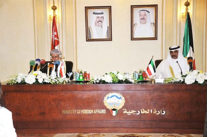 الشيخ صباح الخالد ويوسف بن علوي خلال المؤتمر الصحافي