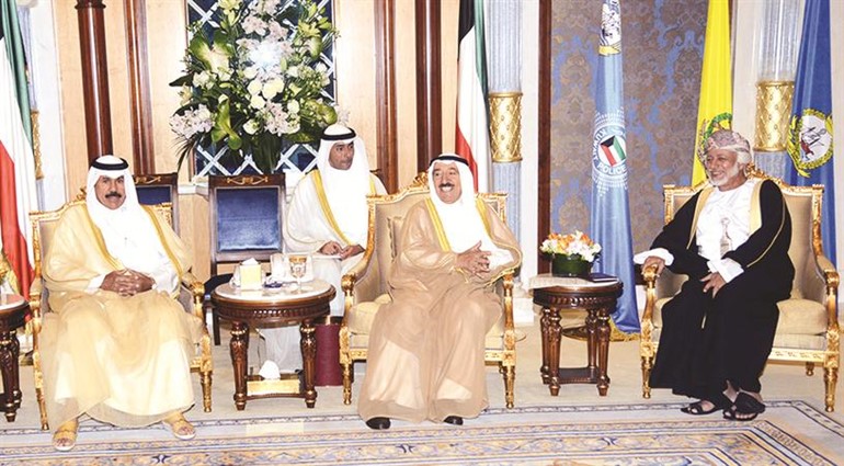  صاحب السمو الاميرالشيخ صباح الاحمد مستقبلا يوسف بن علوي بحضور سمو ولي العهد الشيخ نواف الاحمد﻿