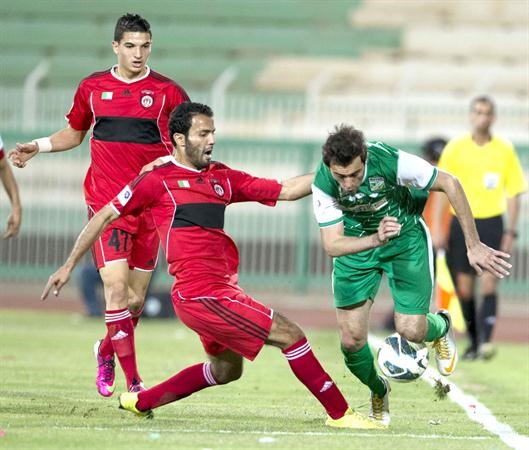 الاردني احمد هايل بنطلق بالكرة وسط مضايقة مدافعي اتحاد العاصمة	الازرقكوم﻿