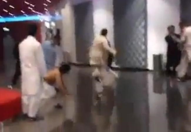 بالفيديو.. هوشة عنيفة في احد المجمعات في دبي