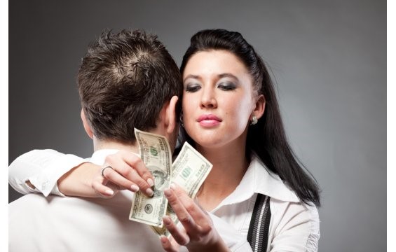 هل سرقت خديجة القذافي نصف مليون دولار من قطري؟