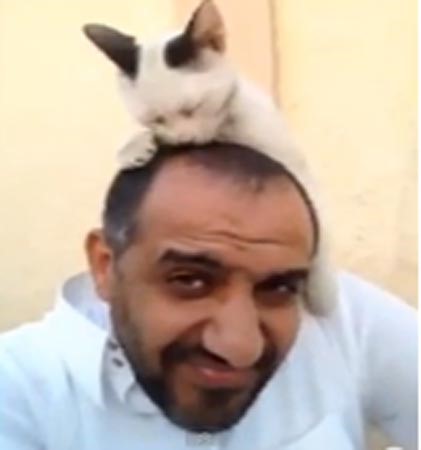 بالفيديو.. شاهد كيف شكرت قطة شابا سعوديا ساعدها في مرضها في مشهد موثر 