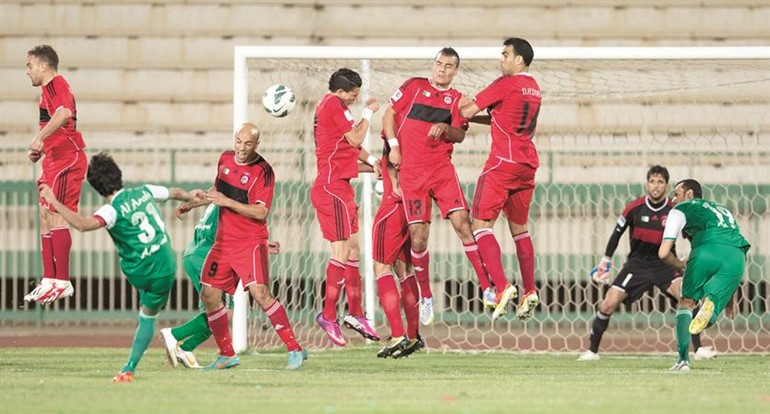 علي مقصيد يسدد على مرمى اتحاد العاصمة 	الازرقكوم ﻿