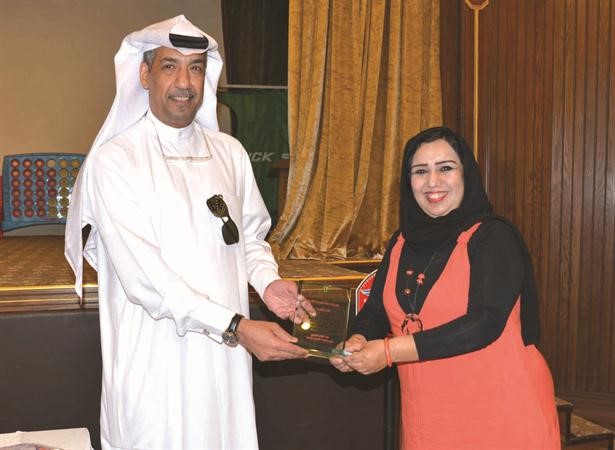علي الخواري رئيس فريق الاتصال يكرم مديرة المدرسة نوال الشمروخ﻿