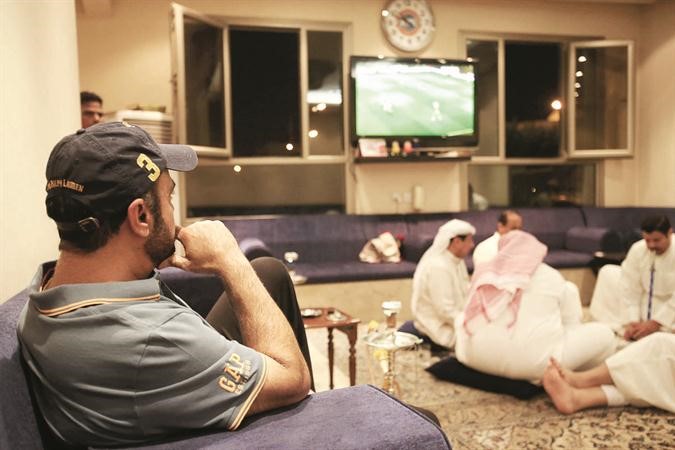 متابعو ديوانية الذاير خلال مباراة الريال ودورتموند عادل اليعقوب