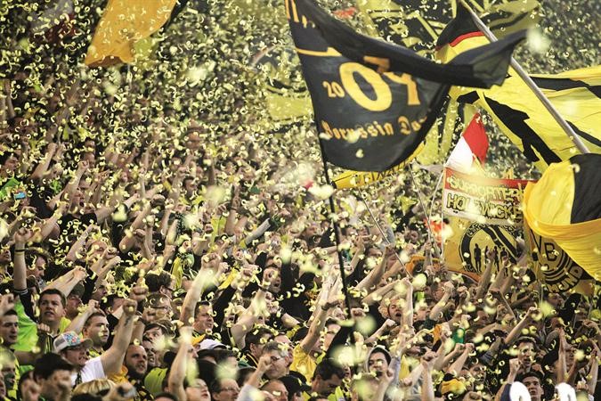 جماهير دورتموند فزعت لمدربها وفريقها باجمل صورة ﻿