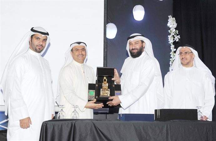 الفوزان يتسلم تكريم بيتك 