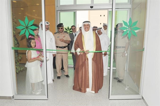  الشيخ ابراهيم الدعيج يقص شريط افتتاح فرع البنك التجاري في الفحيحيل