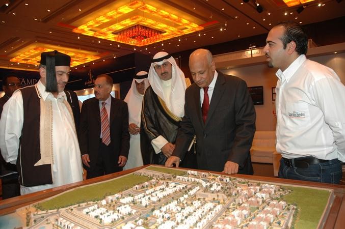 الشيخ نمر الصباح والسفير المصري يطالعان مجسما لمشروع عقاري في المعرض