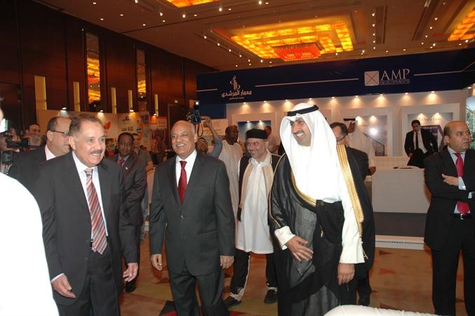الشيخ نمر الصباح والسفير المصري ومجدي الهواري خلال المعرض