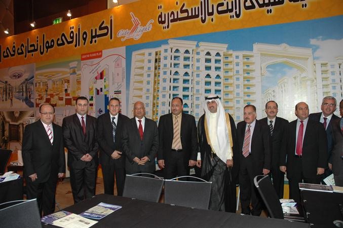 الشيخ نمر الصباح والسفير المصري ومجدي الهواري في صورة تذكارية مع الحضور بالمعرض انور الكندري
