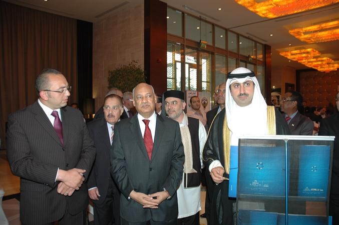 الشيخ نمر الصباح والسفير المصري في جناح احدى الشركات المشاركة
