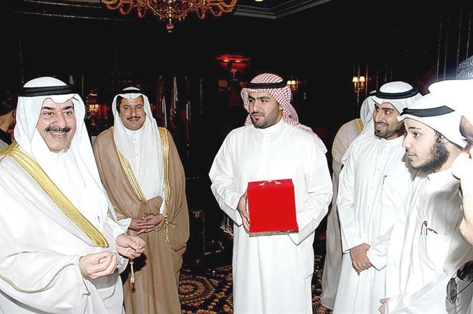 الشيخ احمد الحمود خلال لقائه عددا من طلبتنا في البحرين﻿