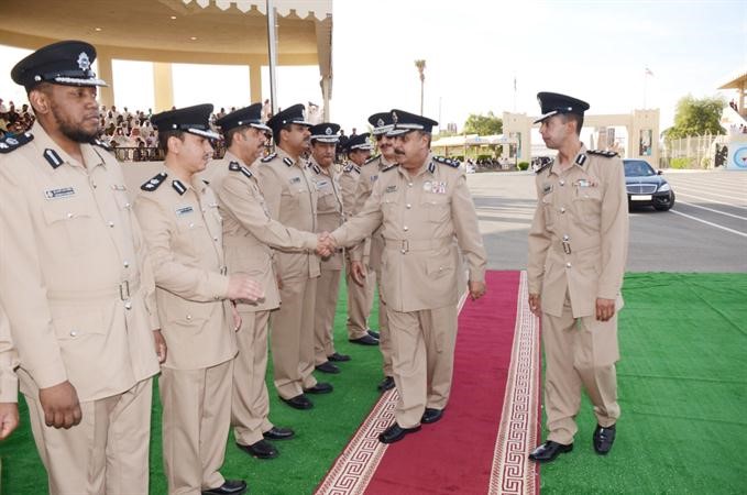 الفريق غازي العمر لدى وصوله ميدان كلية سعد العبدالله وبصحبته العقيد عادل الحشاش ﻿