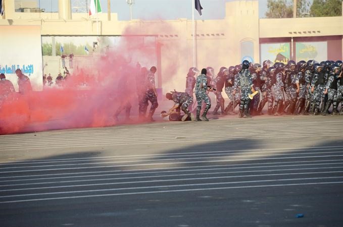 جانب من استعراض فض الشغب الذي قدمه الطلبة امس ﻿