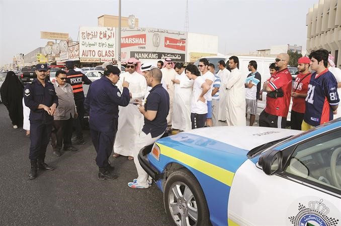 اللواء عبدالفتاح العلي يتحدث لعدد من المخالفين على هامش الحملة امس