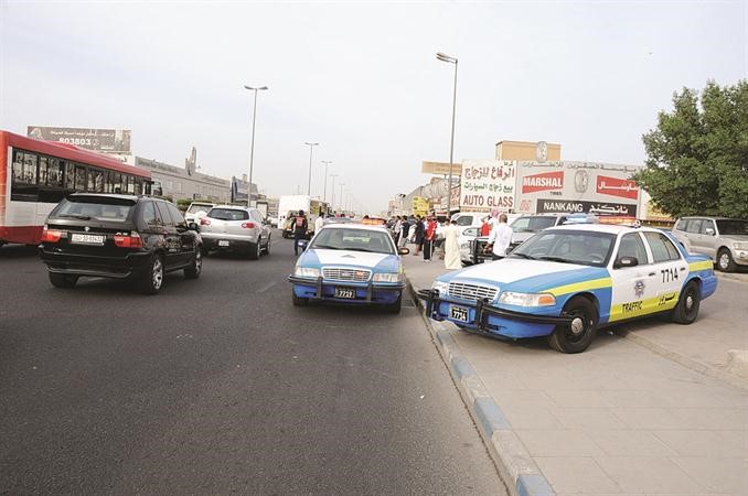 الدوريات اغلقت طرق الشويخ الصناعية الرئيسية لاقامة نقطة تفتيش 