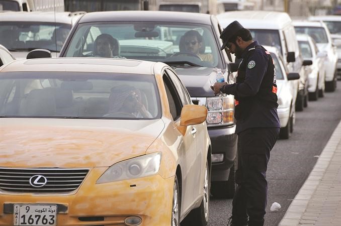 التدقيق على دفتر السيارة ورخص القيادة والمتانة 