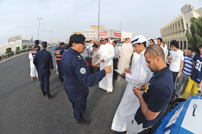 اللواء عبدالفتاح العلي متحدثا للصحافيين خلال حملة على الشويخ الصناعية امسهاني الشمري