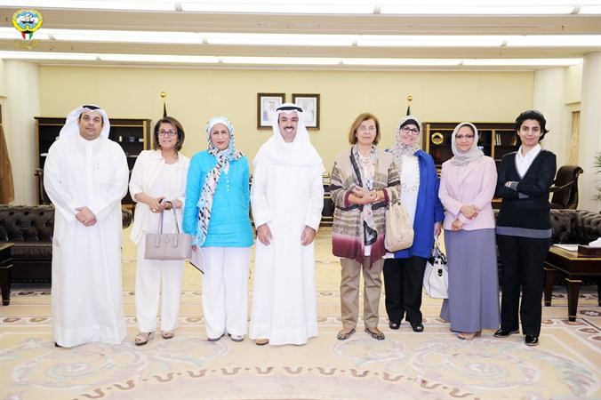 الرئيس علي الراشد خلال استقباله وفدا نسائيا من تجمع صوتنا﻿
