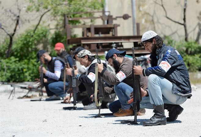 مقاتلون من كتيبة العز بن عبدالسلام التابعة للجيش الحر يخضعون للتدريب في مكان مجهول بجبل الاكراد في محافظة اللاذقية افپ
