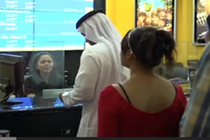 بالفيديو.. جدال بين إمارتيين في السينما يجذب آلاف المشاهدين