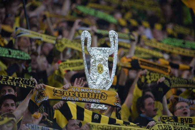 جماهير دورتموند تحمل مجسما لكاس دوري ابطال اوروبا