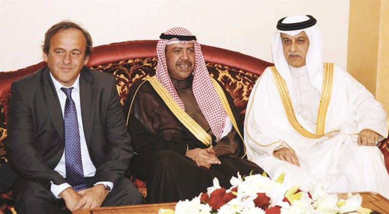 الشيخ سلمان بن ابراهيم محاطا بدعم كبير من الشيخ احمد الفهد وميشيل بلاتيني 