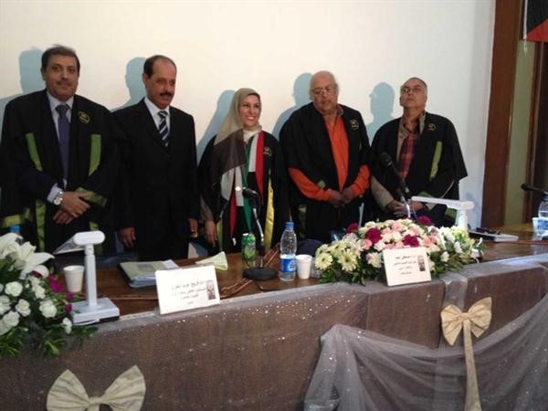 الباحثة هيا القندي مع لجنة المناقشة ناصر عبدالسيد 