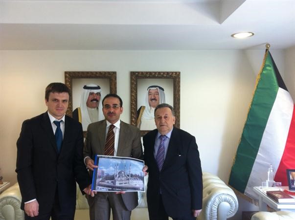 السفير نجيب البدر يحمل صورة المخطط خلال استقباله سليم موتشا﻿