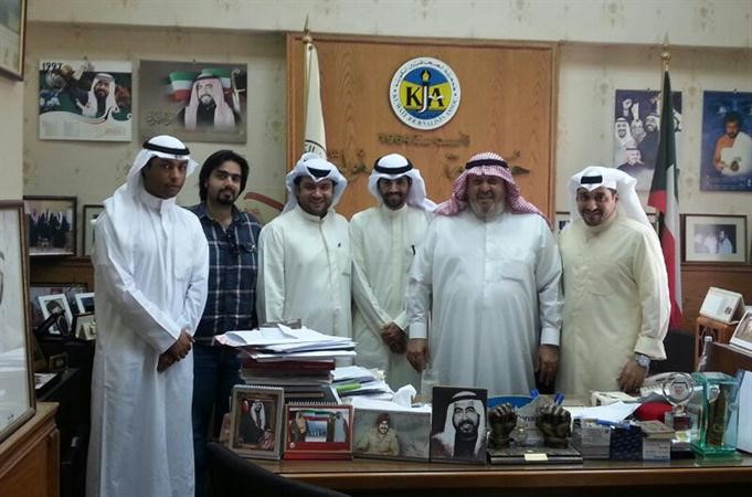  فيصل القناعي يتوسط الوفد الاعلامي المشارك في الدورة التدريبية ﻿