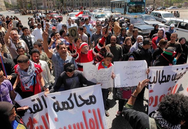 متظاهرون بميدان التحرير في جمعة دعم القضاء امس اپ 