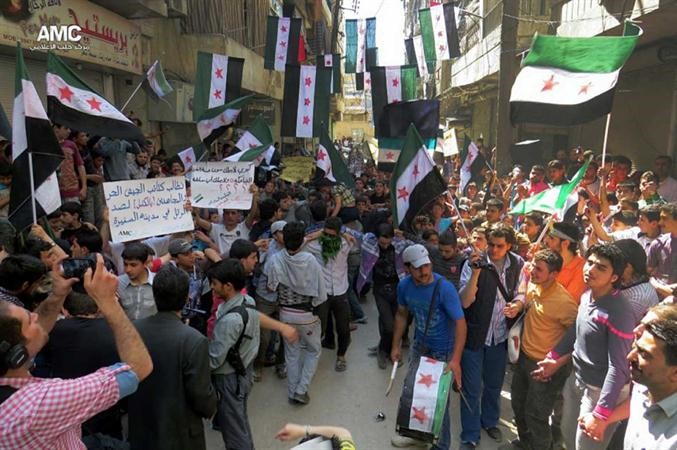 سوريون يحملون اعلام الثورة خلال تظاهرات مناهضة للنظام امس	 افپ ﻿