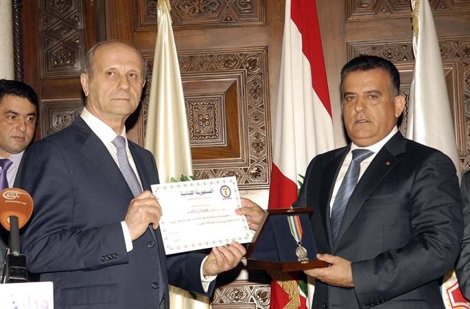 الوزير مروان شربل يقلد المدير العام للامن العام اللواء عباس حسن ميدالية وزارة الداخلية تقديرا لجهوده