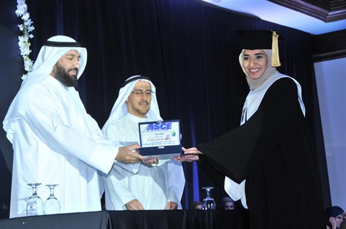 العمير مكرما احدى الخريجات
