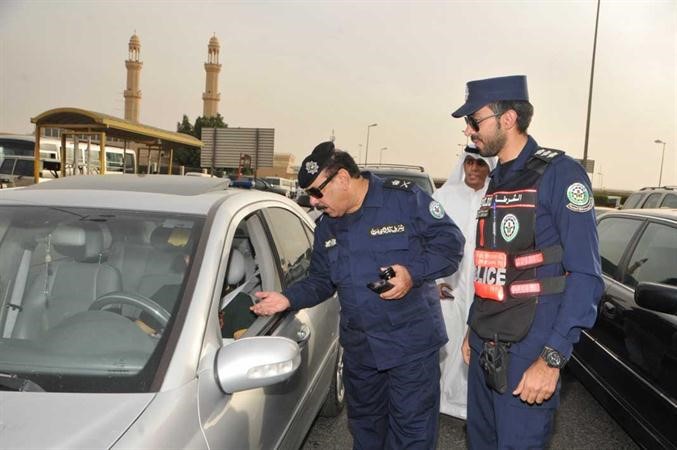 اللواء العلي يطلع على رخصة قيادة احد الاشخاص