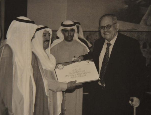 صاحب السمو الامير الشيخ صباح الاحمد مكرما خيري ابو الجبين في احدى المناسبات

