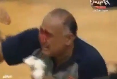 بالفيديو .. لكمة تونسية تغرق مدرب الأهلي المصري وسط دمائه ويقول: "مش كل التوانسة وحشين"