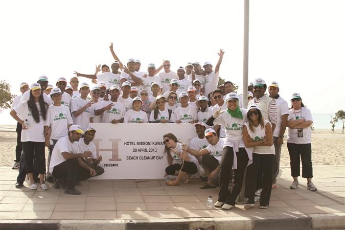 موظفو ميسوني المشاركون بحملة النظافة ﻿