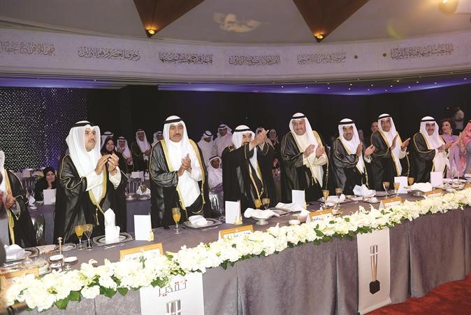  سمو الشيخ ناصر المحمد وكبار الحضور يرحبون بالفنانين المكرمين وقوفا 