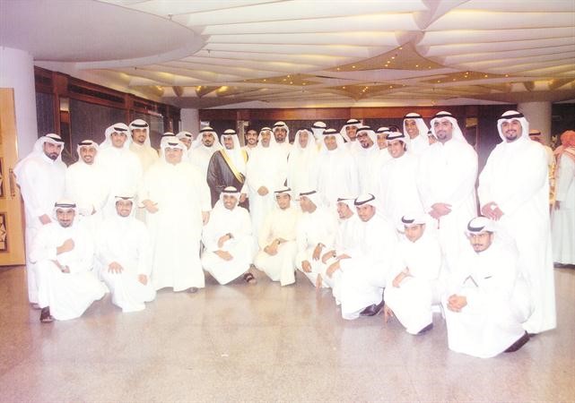 المعرس متوسطا الاهل والاصدقاء في لقطة تذكارية