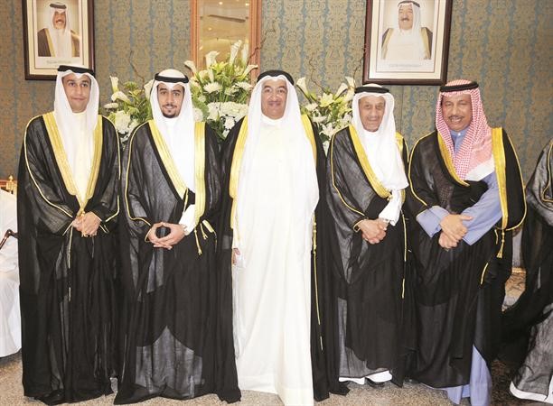 سمو الشيخ جابر المبارك مهنئا ويبدو علي الغانم
