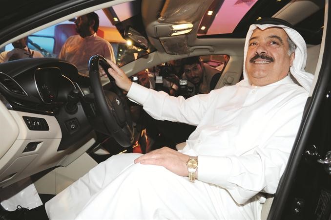 المطوع خلال تجربته سيارة كيا سيراتو