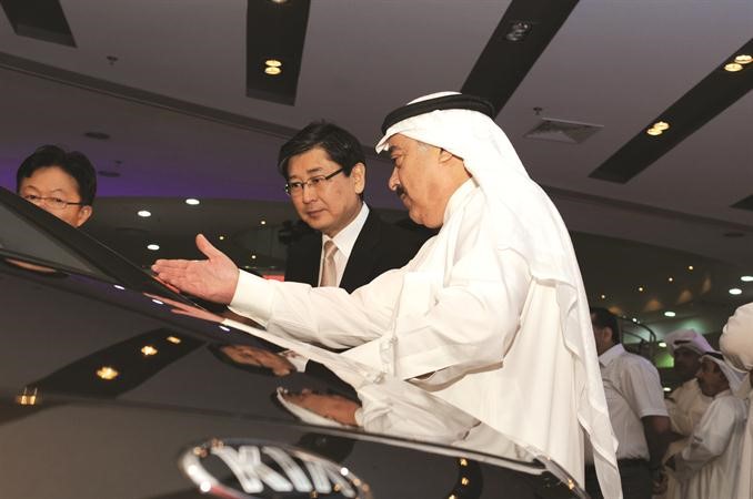 المطوع مستعرضا امكانيات الجيل الجديد من كيا امامالسفير الكوري