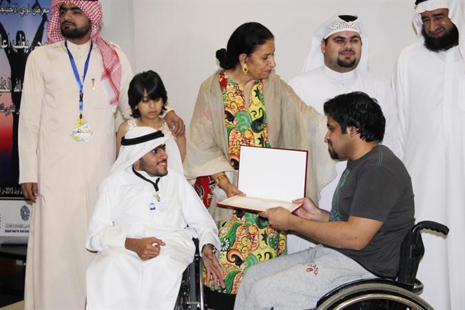 الشيخة شيخة العبدالله تكرم احد المشاركين﻿