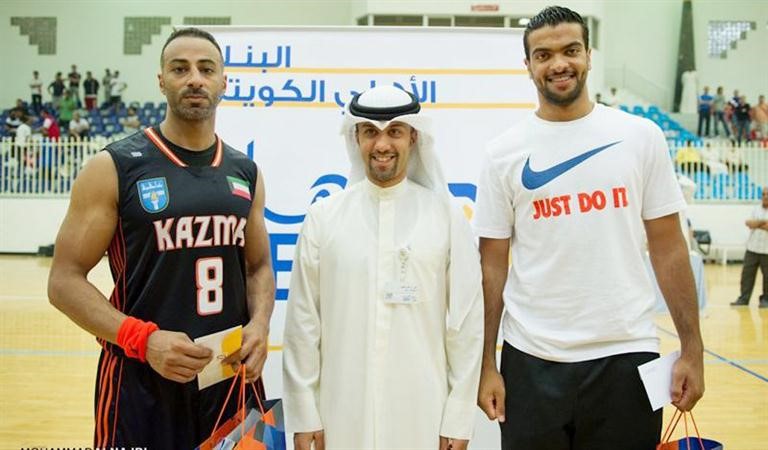 علي البغلي يتوسط عبدالعزيز الحميدي وعبدالعزيز الربيعة﻿